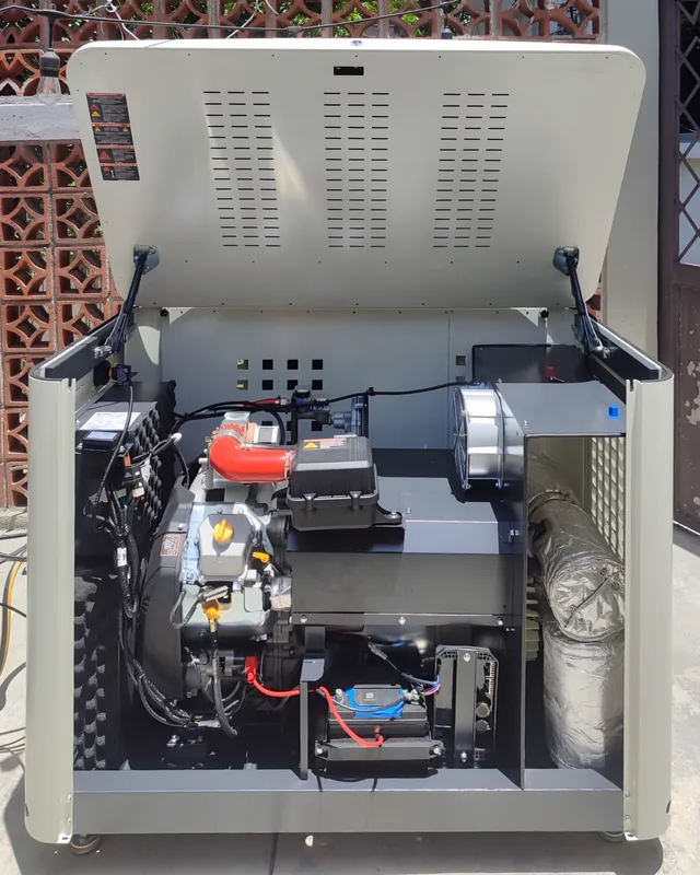 Planta estacionaria Enerwell con la tapa abierta mostrando motor, alternador y batería