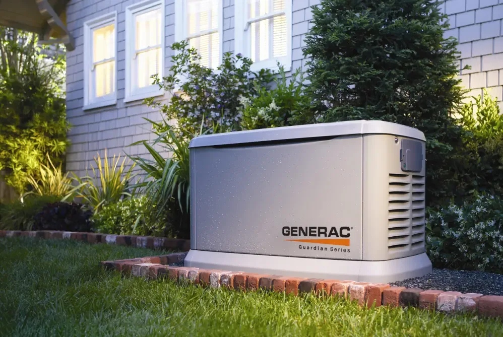 Generador Generac Guardian instalado junto a una casa